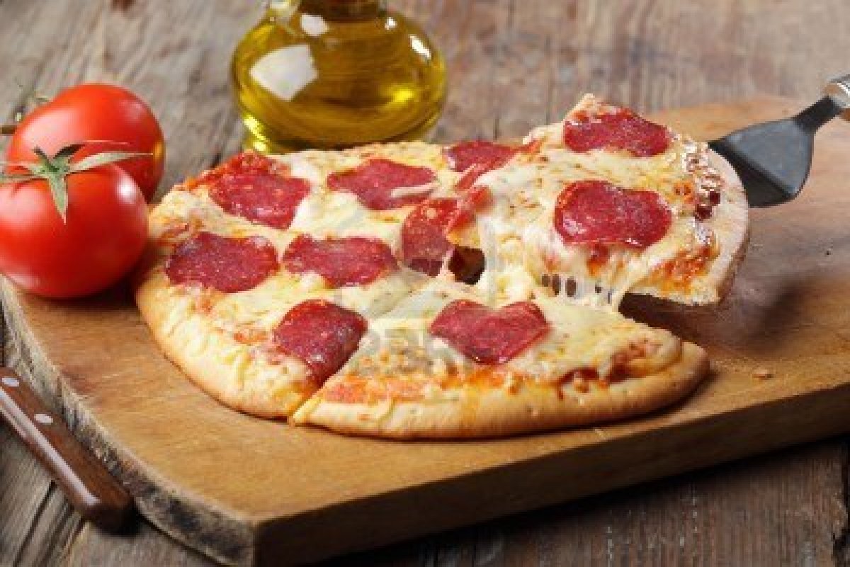 Пицца с салями и двойным сыром