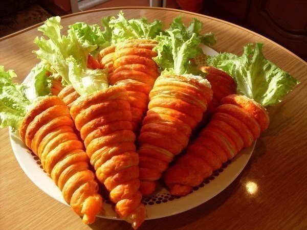 Салат в "морковках" из слоеного теста